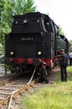 Single Point Betankung....hie dieser Vorgang frher bei meinem Schatzi als er die Phantom´s der Luftwaffe betankte. Wasserkrne gibt es fast keine mehr und so mu man sich eben anders behelfen. In Schmelz in der Nhe des ehemaligen Bahnhofsbereiches befindet sich ein Hydrant, der zum Wasserfassen geeignet ist. Die Wasserksten sind voll, das C Rohr kann abgenommen werden und gleich wird sich der Sonderzug aus der Crailsheimer 064 419-5 und den Donnerbchsen des Museumseisenbahnclubs Losheim wieder in Bewegung setzen. Der MECL hat zwar zwei eigene Dampfloks aber die drfen nach den neusten Auflagen der Bahn wegen fehlender Indusi nicht mehr ber DB Gleise fahren und so kommen die ex Saarbergwerke Loks nicht mehr von der Museumsstrecke Merzig - Losheim weg. 09.06.2013 - Bahnstrecke 3274 Wemmetsweiler - Nonnweiler (Primstalbahn) in Schmelz.