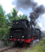 Der Sonderzug bestehend aus der Crailsheimer 064 419-5 und den Donnerbüchsen des Museumseisenbahnclubs Losheim ist von Dillingen nach Limbach unterwegs. Nach dem Wasserfassen in Schmelz wird der Regler für die Weiterfahrt nach Limbach geöffnet. 09.06.2013 - Bahnstrecke 3274 Wemmetsweiler - Nonnweiler (Primstalbahn)