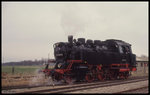 Dampf wie zu alten Zeiten am 10.4.1993 in der Altmark: 641491 setzt im Bahnhof Kalbe um.