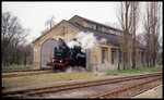 Dampf wie zu alten Zeiten am 10.4.1994 in der Altmark: Sogar der alte Lokschuppen in Kalbe wurde noch einmal an diesem Tag fiktiv durch 641491 genutzt.