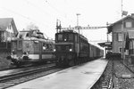 SBB: ERINNERUNGEN  AN DIE „BUCHSIBAHN“
Die Eisenbahnstrecke Solothurn-Herzogenbuchsee wurde bereits 1857 eröffnet und im Jahre 1992 für den Personenverkehr auf Busbetrieb umgestellt. Ab Solothurn bis Subingen zur Landi verkehrten noch bis 2006 vereinzelte Güterzüge mit Diesellokomotiven. Der Teil Solothurn-Wanzwil wurde 2004 als Ausbaustrecke zur Bahn 2000 wiedereröffnet. Regionalzug Solothurn-Herzogenbuchsee mit einer Ae 3/6 I anlässlich einer einmaligen Zugskreuzung in Inkwil vom 6. Dezember 1987 mit dem Extrazug bestehend aus dem STB Be 4/6 102.
Foto: Walter Ruetsch