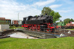 Die vom Modell- und Eisenbahnclub museal erhaltene 64 019 auf der 16m-Drehscheibe des Bw Selb.