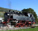 64 419, mit dem  Rebenbummler  am Haken, wartet im Bahnhof Achkarren auf die Weiterfahrt nach Breisach am Rhein, Okt.2007