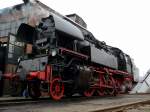 65 1049-9 ber der Abschlackgrube, neben dem Lokschuppen des Eisenbahnmuseums Dresden beim Dampfloktreffen 2009. Hier ging wieder ein wenig meine Neigung fr gewagte Perspektiven mit mir durch. So wird auch eine BR 65 zum Riesen. 22.03.2009