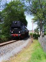 65 1049-9 auf der Pendelfahrt nach Schwarzenberg, hier in Raschau auf der Brcke ber die Annaberger Strae, 21.05.2009.