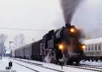 Mit ber 120 Minuten Versptung rollte der Sonderzug der Geraer Eisenbahnwelten am 19.12.09 in Schlettau ein.