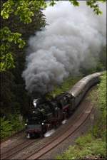 Mit einer ordentlichen Rauchwolke stampft 65 1049 und 01 0509 an den Fotografen hinauf nach Marktschorgast.