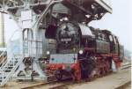 BR 65 1049 unter dem letzten funktionsfhigem Hochkohlebunker Europas in Chemnitz Hilbersdorf zum Heizhausfest. August 2004