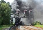 Der Heizhausexpress des SEM war in diesem Jahr wieder besonderer Hhepunkt des Heizhausfestes. Hier zu sehen, die Scheineinfahrt des von 65 1049-9 und 35 1019-5 gezogenen Sonderzuges in den Bahnhof Rowein, 19.08.2011.