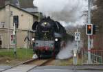 05.12.2009, Weihnachtsfahrten des SEM Chemnitz mit der 65 1049-9, welche damals noch mchtig unter Dampf stand. Das waren sowohl fr die Lok, als auch fr die Chemnitzer Eisenbahner noch bessere Zeiten. Die Fahrt fhrte leider ohne Schnee von Chemnitz ber Flha und Pockau-Lengefeld (mit dem alten Bw) nach Marienberg, hier wird Grnhainichen-Borstendorf durchfahren.