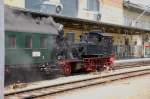 Im besten Mittagslicht ruchert sie ihren Sonderzug und alle Umstehenden mit ihrer persnlichen  Note  ein: 70 083 kann das Rauchen nicht lassen..