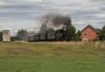 Nun melde ich mich nach sehr langer Abwesendheit wieder zurck.;-)
Ein Sonderzug mit 70 083 rollte durch Saltendorf seinem Ziel Burglengenfeld entgegen.Auf der Strecke Maxhtte/Haidhof-Burglengenfeld gab es am 14.7.2012 anlsslich der 100 Jahr Feier des Zementwerkes Burglengenfeld Sonderfahrten.