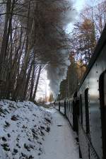70 083 hat am 06.01.2015 am Gmundener Berg in Richtung Schaftlach mit ihren 4 Wagen schwer zu tun.