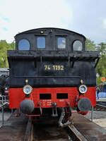 Die Personenzug-Tenderlokomotive 74 1192 wurde 1915 bei der Aktiengesellschaft f�r Lokomotivbau Hohenzollern in D�sseldorf gebaut und war nach der Auslieferung als  Berlin 8470  bei der K�niglich Preu�ischen Eisenbahn-Verwaltung (KPEV) im Einsatz. (Eisenbahnmuseum Bochum, April 2026)