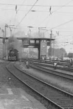 74 1230  am heute nicht mehr vorhandenen Stellwerk bei der Einfahrt Erfurt Hbf, 1985