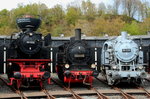 Drei Generationen von Dampflokomotiven im Eisenbahnmuseum Bochum-Dahlhausen: In der Mitte die preußische 74 1192, rechts die DR-Einheitslok 80 030 im Fotografieranstrich und links die DB-Neubaulok 66 002 (Aufnahme vom 16.04.2016)