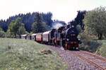 Auf der Strecke Blindweide - Weitefeld verkehrte ein Pendelzug mit 74 1192 und ex BLE-Elna 146. Elkenrodt, 22.5.1988.