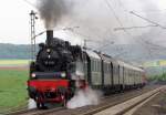 75 1118 mit einem Sonderzug am 26.04.2009 am Bahnbergang bei Lindflur (Landkreis Wrzburg).