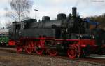 75 1118 beim Wasser in Rottweil, whrend der 2.Rottweiler Dampfloktagen 28.11.09. Hier zu wird der Tender von 01 519 als Wassertank genutzt.