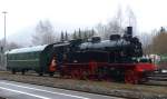 Die 75 1118 der Ulmer Eisenbahnfreunde e.V. ist mit einem Mannschaftswagen der UEF soeben auf Gleis 3 im Bahnhof Schelklingen eingetroffen. Der Lokfhrer verlsst die Lok, um vom Fahrdienstleiter die Freigabe zum Umsetzen auf Gleis 1 zu holen, wo bereits Lschfahrzeuge der Schelklinger Feuerwehr zum Wasserfassen bereit stehen.
30.03.2013