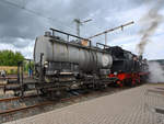 Die Dampflokomotive 078 468-6 ist hier auf dem Gelände des Bahnbetriebswerkes Altenbeken mit einem Kesselwagen unterwegs. (Juli 2019)