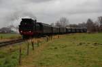 78 468 mit ihrem Nikolaus-Sonderzug von Hvelhof nach Gtersloh, hier in einer der wenigen Kurven, kurz hinter Bornholte, 04.12.2011.