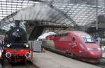 BR 78 468 trifft anlsslich einer Dampfrundfahrt  Rund um Kln  auf einen modernen THALYS-Triebzug. (Aufnahme Kln Hbf am 07.08.2005)