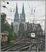 Whrend 402 026/808 026  Lutherstadt Wittenberg  Richtung Hauptbahnhof rollt, dampft auf dem Nebengleis 078 468 bei einem Regenschauer Richtung Kln-Messe/Deutz. Aufgenommen am 27.05.07