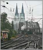 078 468 dampft am 27.05.2007 bei einem Regenschauer ber die Hohenzollernbrcke Richtung Kln-Messe/Deutz.