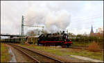 78468 fährt hier am 15.12.2019 um 14.33 Uhr mit dem Eisenbahntradition Sonderzug zum Weihnachtsmarkt in Osnabrück nach Halt in Hasbergen ab. Im Hintergrund ragt der spitze Turm der evangelischen Kirche in den Himmel. 