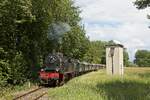 78 468 hat auf der zweiten von drei Pfingstdampf-Pendelfahrten über die Tecklenburger Nordbahn Westerkappeln verlassen und passiert auf dem Weg nach Mettingen ein Trafohaus (06.06.2022)