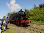 Als die 78 468 in Billerbeck eine 2 Stndige Pause eingelegt hat,war der Ansturm echt gro  und alle wollten mal auf die Lok rauf und mal ein Eindruck zu bekommen wie es da oben so ist. 01.05.2011

