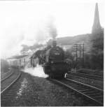 Am 1.August 1965 verlsst der Nahverkehrszug von Ldenscheid in Richtung Hagen (-Dortmund) den Nebenbahnknoten Brgge. Hier gab es frher sogar ein Bahnbetriebswerk, das zeitweilig die BR 96 beheimatete (Bay.Gt 2 x 4/4)