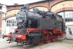 Die 80 023 steht vor dem Lokschuppen des Verkehrsmuseum Dresden (VMD).