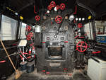 Auf dem Führerstand der Dampflokomotive 82 008.