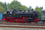 Lok 86 1744 und Lok 114 703 stehen in Putbus bereit für Fahrten eines historischen Reisezugs zwischen Bergen und Lauterbach Mole.