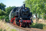 Lok 86 1744 als Zuglok und Schlusslok 114 703 am historischen Reisezug in Lauterbach. - 30.07.2021 - Am Bahnübergang aufgenommen.
