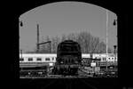 Impression von 86 001 auf der Drehscheibe eines der Rundlokschuppen, ausgeliehen vom DB Museum Nürnberg, ausgestellt im Sächsischen Eisenbahnmuseum Chemnitz-Hilbersdorf, 12.03.2022