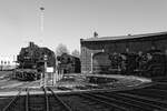 86 001 auf der Drehscheibe, 50 3628 neben dem Rundhaus, 44 2398 und 50 3698 im Rundlokschuppen - Chemnitz-Hilbersdorf, 12.03.2022