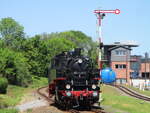 86 1333 mu�te,am Ausfahrsignal,am 27.Mai 2026,in Putbus warten,bis die Handweiche zu ihren Abstellgleis gestellt wurde.
Aufnahme vom Bahnsteig aus.