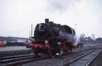 Nur kurz währte der Einsatz der 86744 auf der Wittlager Kreisbahn unter Führung der Museums Eisenbahn Minden. Am 21.2.1999 rangiert die Lok hier im Bahnhof Bohmte. Wenig später entgleiste sie an einer Weiche und kam nie wieder in den Museumsbetrieb unter MEM.