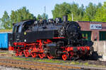 Lok 861323 wird in Putbus für das kommende Bahnhofsfest als „Zugbringer“ vorbereitet. - 17.05.2024