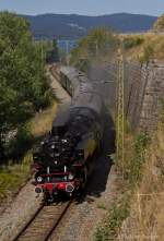 86 333 mit dem Museumszug (DPE87632) der IG 3-Seenbahn kurz vor dem Bahnhof Seebrugg am 22.08.2015. Im Hintergrund liegt der Schluchsee und in der Ferne ist sogar der Feldberg auszumachen.