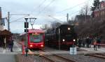 Die moderne trifft das historische in Stollberg (Sachs). Am 06.12.2015 steht Links Variobahn 415 der Citybahn Chemnitz GmbH nach Chemnitz Hbf und rechts steht die 86 1333-3 mit dem Sonderzug und wartet bis es 16:45 zurück nach Glauchau geht.