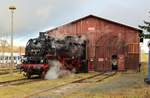 Am 27.11.16 fuhr der Weihnachtszug von Gera nach Schleiz. 86 1333-3 hatte den Zug am Haken. Es ist wohl seit 49 Jahren wieder der erste dampfgeführte Zug in Schleiz.
Hier zu sehen in Schleiz am Lokschuppen.