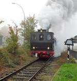 Eisenbahnfreunde Wetterau Lok1 Typ Bismarck (90 80 0089 977-7 D-EBEFW)  am 15.10.17 in Bad Nauheim früh Morgens bei Nebel