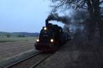 89 7513 am Abend des 03.02.2013 bei Woldenberg.Da man in Derneburg ein paar Kesselwagen mit nach Bornum mitnahm war der Zug ein bischen zu schwer, so das das Lokpersonal Dampf kochen musste um bis