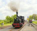 Die alte Preußin 89 7373 beim Umsetzen in Fladungen, 24.5.2015.Rechts ist 323 760 zu erkennen.