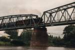 Bei nicht so guten Wetter ist 89 906 mit einen Sonderzug der Museumsbahn Hanau e.V  auf der Mainbrcke kurz vor Klein Auheim unterwegs.
