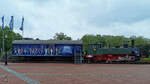 Die preußische T9-Dampflok 7270 steht mit einem dreiachsigen Rekowagen vor dem Starlight-Express-Theater in Bochum.